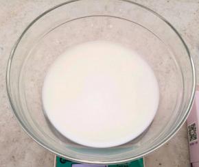 把牛奶，水倒入碗里。