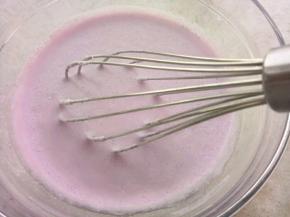 边搅拌边倒入冰淇淋粉，搅好后静置15分钟。