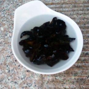 木耳泡发，洗净。