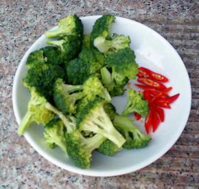 西兰花放入淡盐水中浸泡十分钟，切成小块，再把小米椒切一下。