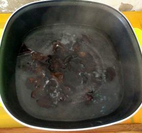 把木耳放入已开的水中焯水一分钟。