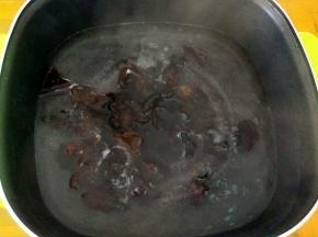 把木耳放入已开的水中焯水一分钟。