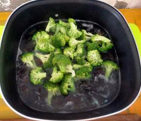 下西兰花焯至颜色变深，捞出沥干备用。