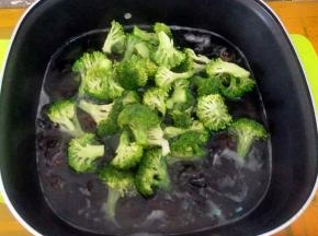 下西兰花焯至颜色变深，捞出沥干备用。