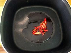 热锅凉油，下小米椒。