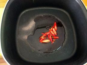 热锅凉油，下小米椒。