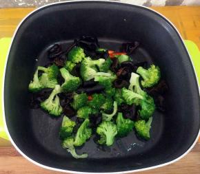 再下西兰花，木耳炒匀。