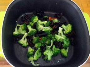 再下西兰花，木耳炒匀。