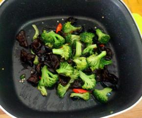 加盐，生抽调味即可