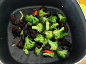 加盐，生抽调味即可