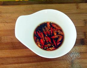 小米椒，生抽，醋，香油放入碗中拌匀备用。