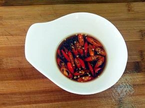 小米椒，生抽，醋，香油放入碗中拌匀备用。