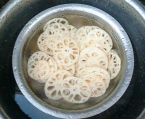 莲藕切片，洗去多余的淀粉。