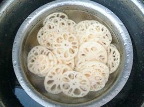 莲藕切片，洗去多余的淀粉。