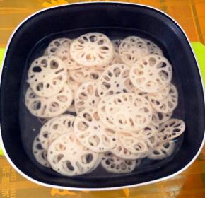 放入已开的水中焯水2分钟。