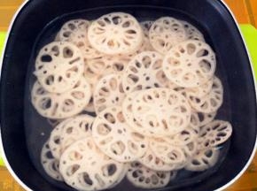 放入已开的水中焯水2分钟。