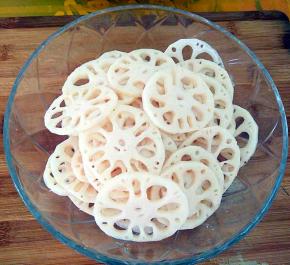 捞出来过凉开水，沥水，倒入碗中。