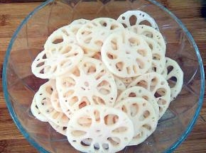 捞出来过凉开水，沥水，倒入碗中。