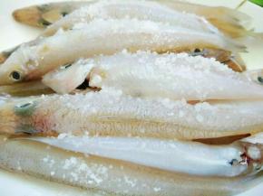 洗净的鱼用盐腌制10分钟。