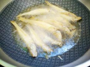 锅里适量植物油烧七成热，将鱼一个一个放入锅，要隔间隙，用筷子不停翻动防止黏连，以文火炸至表面金黄即可。