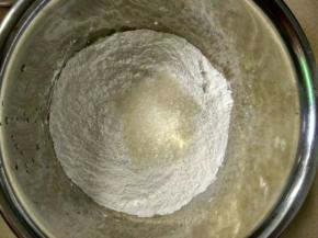 糯米粉中加入20克白糖。