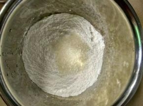 糯米粉中加入20克白糖。