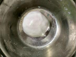 慢慢加入开水，并不停搅拌，揉成光滑面团。盖上保鲜膜静置15分钟。再将面团再揉一遍。