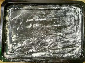 盘子撒上些干粉。