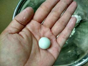 搓成大小差不多的小圆形。