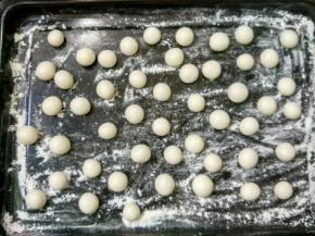 放入撒上干粉的盘子。