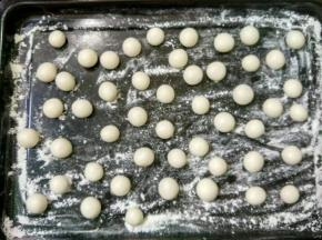 放入撒上干粉的盘子。