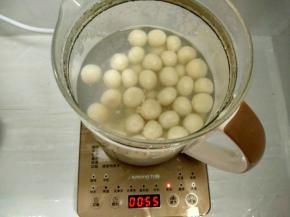 九阳养生壶注入1000毫升清水，按功能键选择煲汤功能。待水开放入小圆子，煮至小圆子浮出水面，加入40克白糖搅匀即可。