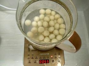 九阳养生壶注入1000毫升清水，按功能键选择煲汤功能。待水开放入小圆子，煮至小圆子浮出水面，加入40克白糖搅匀即可。