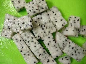 火龙果切小块。