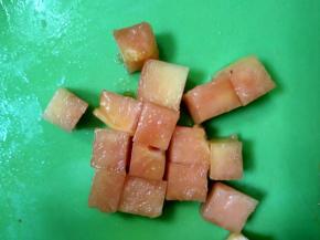 木瓜切小块。