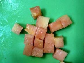 木瓜切小块。