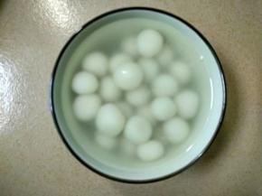 盛入碗里放入切好的水果搅匀即可开吃。