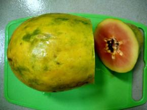 木瓜切去颈部。