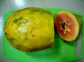 木瓜切去颈部。