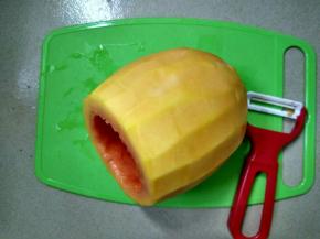 用勺子将木瓜籽挖掉，内壁整理平整，去皮。