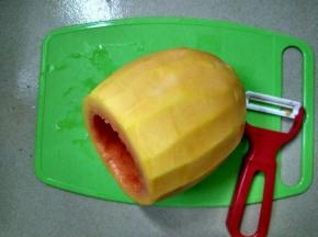 用勺子将木瓜籽挖掉，内壁整理平整，去皮。