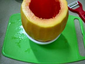 木瓜放入一个小碗，保持直立。