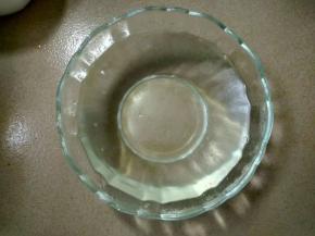 倒入碗里用勺子搅拌至温热。