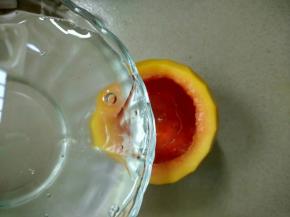 白凉粉液倒入木瓜里。