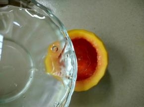 白凉粉液倒入木瓜里。