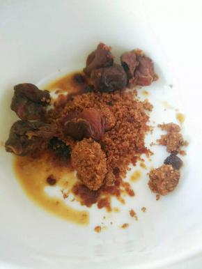 桂圆干，红糖放入碗里。