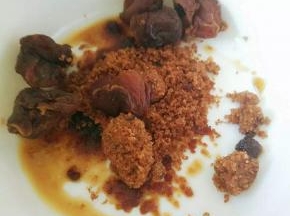 桂圆干，红糖放入碗里。