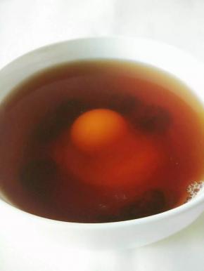 加入温水，磕入鸡蛋。