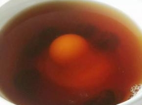 加入温水，磕入鸡蛋。