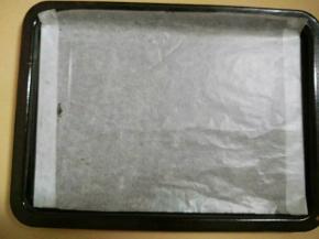 烤盘铺上油纸备用。
